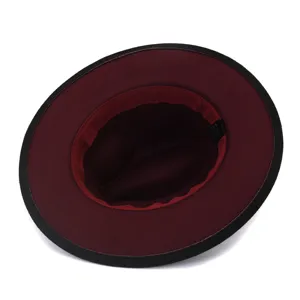 Chapeau feutre automne hiver classique avec bord noir et doublure rouge vin detail.