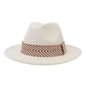 Close-up van beige wolvilt fedora hoed met bruine geweven band stijlvol detail ontwerp.
