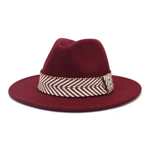 Klassieke bordeauxrode wolvilten fedora hoed met stijlvolle geweven band voor dagelijks.