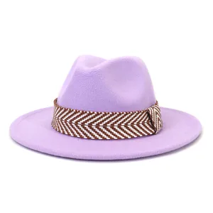 Paarse wollen fedora hoed met bruine geweven band, klassiek brede rand detail elegante look.