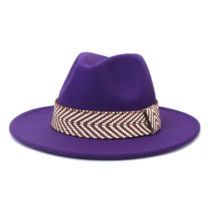 Paarse wollen vilt fedora hoed met bruine geweven band, brede platte rand jazz pet.