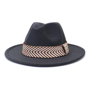 Donkergrijs wollen fedora hoed detail, brede platte rand met bruin witte geweven band.