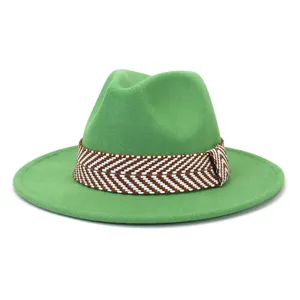 Groene wollen fedora hoed close-up, gedetailleerd overzicht van de geweven band en textuur.