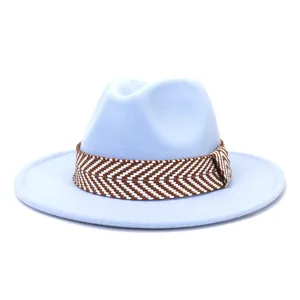 Detailopname van lichtblauwe wollen viltfedora-hoed met een bruin-witte geweven band.