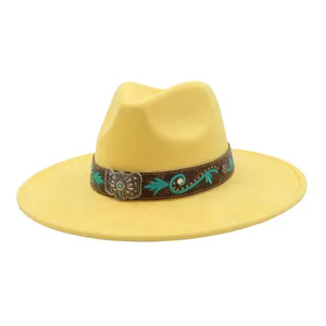 Sombrero de jazz de ante amarillo fedora western con banda marrón étnica y decoración turquesa.