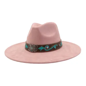 Vista detallada del sombrero fedora rosa de ala ancha con bordado turquesa bohemio.
