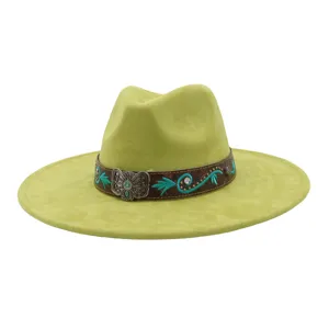 Sombrero fedora verde lima de ante sintético con banda de cuero marrón y turquesa.