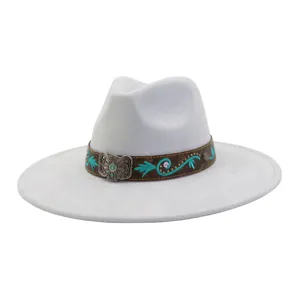 Detalle del sombrero estilo western con banda de cuero marrón, bordado turquesa y hebilla metálica.