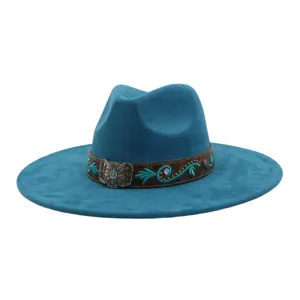 Detalle sombrero jazz ala ancha azul, fieltro estilo étnico western con banda bordada.