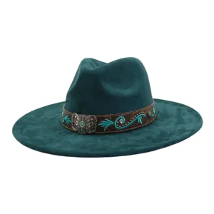 Sombrero fedora verde oscuro de ala ancha con textura de ante y banda de cuero decorada.