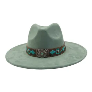 Sombrero fedora de ante sintético verde salvia con tira de cuero bordada y hebilla de metal.