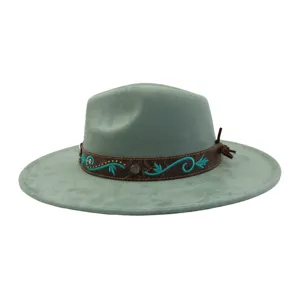 Sombrero fedora de ala ancha de fieltro verde con tira de cuero y bordado turquesa.