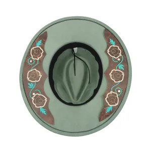 Sombrero de ala ancha de ante verde con bordado floral y parches de cuero sintético.