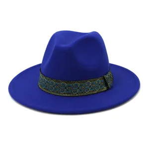 Blauwe vilt fedora hoed met brede platte rand en een stijlvolle blauw-gouden geweven band.