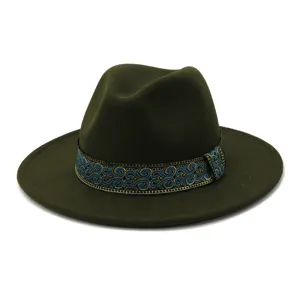 Klassieke groene wol fedora hoed met blauw goud patroon lint voor modieuze koppels.