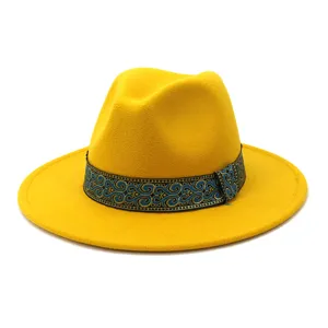Klassieke gele wollen vilt fedora hoed met blauwe patroonband, vlakke rand jazz hoed detailweergave.