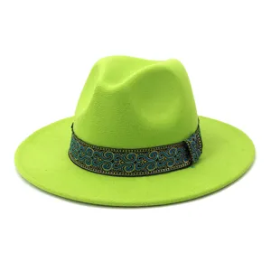 Detailweergave van de groene viltfedora hoed met een prachtig blauw en goud geweven band.