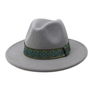 Grijze wolvilt fedora hoed detailweergave met een prachtig geweven blauw en goud lint.