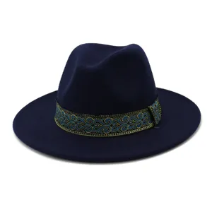 Gedetailleerd uitzicht op donkerblauwe wol fedora hoed met elegante blauw gouden band.