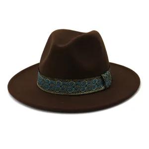 Klassieke bruine wolvilt fedora hoed voor dames en heren met stijlvolle blauw-gouden band.