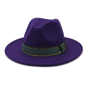 Gedetailleerde close-up van de paarse wollen vilt fedora hoed met blauw-gouden geweven band.