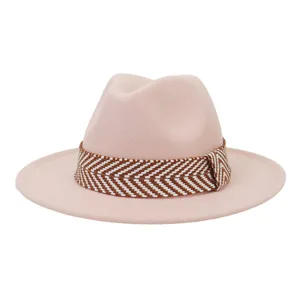 Detailweergave van de stijlvolle roze wollen fedora hoed met een chic bruin-wit geweven lint.