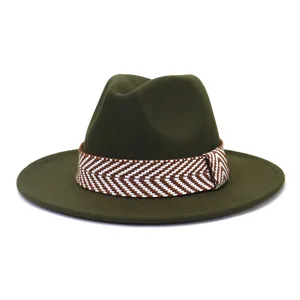 Donkergroene wolvilten fedora hoed met stijlvol bruin-wit geweven banddetail voor heren.