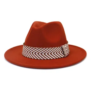 Gedetailleerd overzicht van de oranje wollen fedora hoed met mooie geweven band.