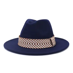 Donkerblauwe wol fedora hoed met een stijlvolle bruin-witte geweven band en brede, platte rand.