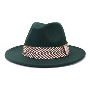 Donkergroene wolvilten fedora hoed met bruin witte geweven band brede platte rand jazz pet