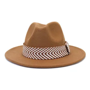 Bruine wollen fedora hoed met geweven visgraat band, klassiek vintage detailgezicht.