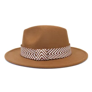 Klassieke bruine wollen fedora hoed met gevlochten band en stijlvolle platte brede rand.
