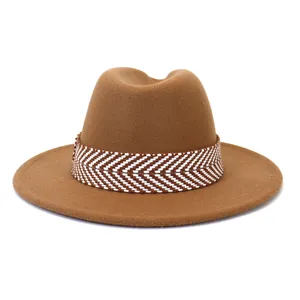 Klassieke bruine wollen fedora hoed met stijlvolle geweven band en platte rand.