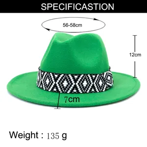 Vista detallada del sombrero fedora de lana verde con banda de patrón y medidas precisas.