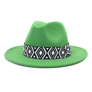 Sombrero fedora de lana verde con banda tejida geométrica, elegante detalle de moda.