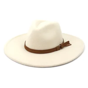 Vue détaillée du chapeau fedora en laine à large bord avec ceinture pour la mode.