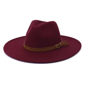 Vue détaillée de l'élégant chapeau fedora bordeaux à large bord en laine avec ceinture en cuir.