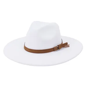 Chapeau fedora blanc à large bord avec détail de bande en suédine marron et boucle.