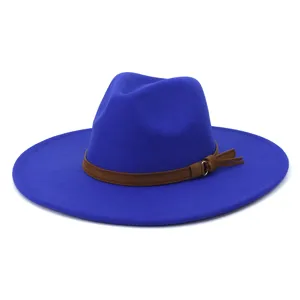 Détail en gros plan du chapeau fedora en feutre bleu roi à large bord et ceinture marron.