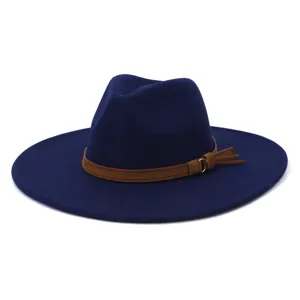 Vue détaillée de l'élégant chapeau fedora en feutre bleu marine avec ceinture marron.