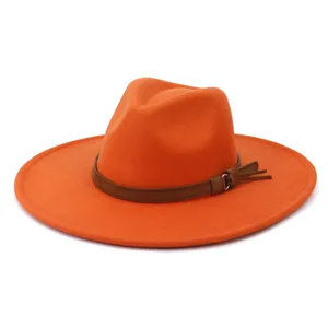 Vue rapprochée du chapeau Fedora orange avec une ceinture décorative marron et boucle.