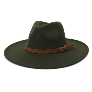 Chapeau fedora en laine vert foncé classique avec boucle de ceinture marron, couvre-chef élégant.