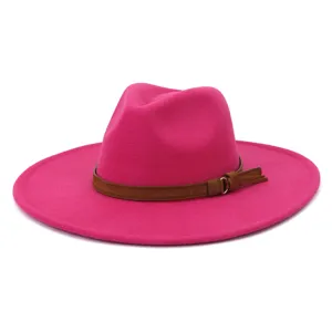 Vue détaillée du chapeau feutre rose vif à large bord avec ceinture en cuir marron et boucle.