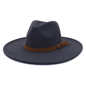 Vue rapprochée du chapeau fedora en laine à large bord avec ceinture et boucle.