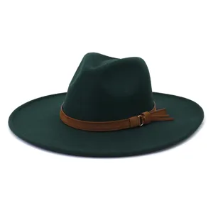 Détail exquis du chapeau fedora en laine vert foncé, large bord et élégante ceinture.