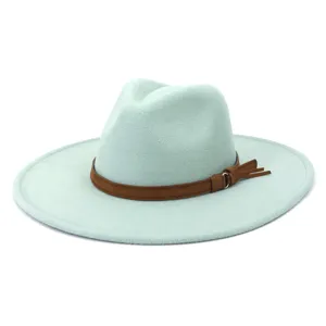 Vue détaillée du chapeau feutre vert menthe, chapeau de jazz classique avec ceinture marron et boucle.