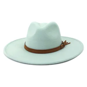 Vue détaillée du chapeau fedora vert menthe avec bande en suédine marron et boucle latérale.