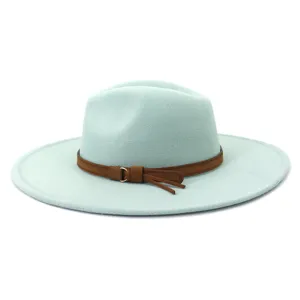 Gros plan détaillé du chapeau fedora vert menthe à large bord et ceinture en suédine.