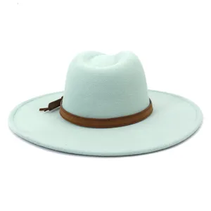 Gros plan sur le chapeau en feutre vert clair avec lanière en cuir marron et douce texture.