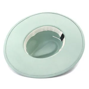 Détail du chapeau fedora en laine vert menthe, chapeau jazz à large bord avec bandeau intérieur.